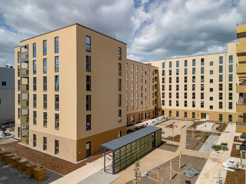 Geräumige Neubauwohnung im Gartenfeld mit Fußbodenheizung und Balkon mit WBS bis 220% — photo 1